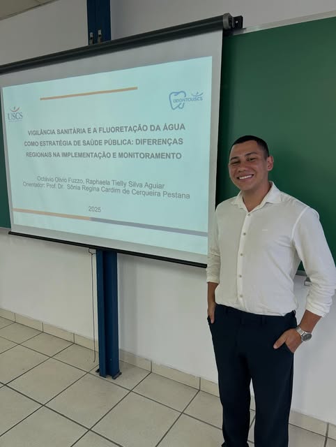 Dr. Octávio Fuzzo durante apresentação científica sobre cirurgia bucomaxilofacial